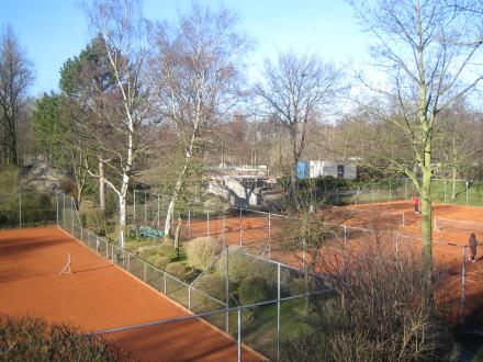Zicht op de bouw vanaf het talud aan de noordzijde