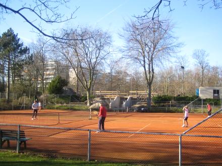 Aanzicht op clubhuis in aanbouw