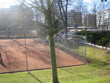 Aanzicht op clubhuis in aanbouw